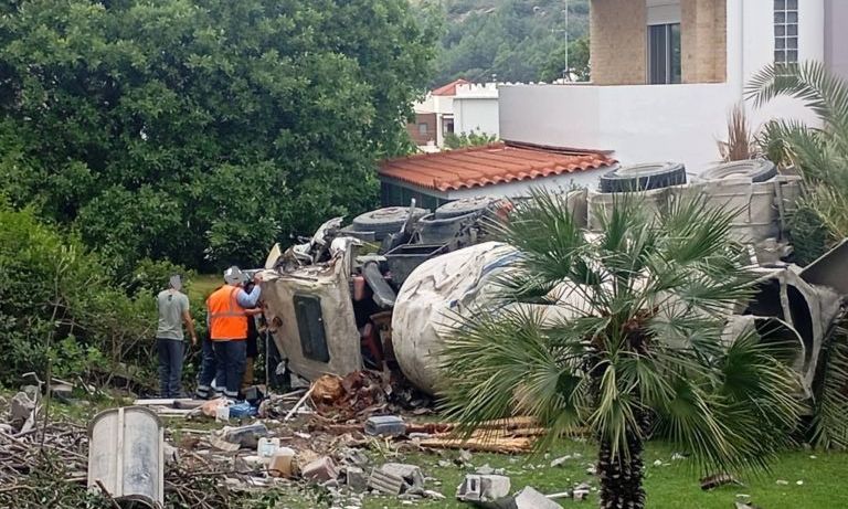 Ανατροπή μπετονιέρας στη Ρόδο – Απεγκλωβίστηκε ο οδηγός