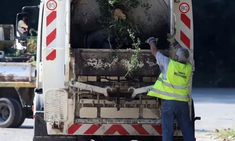 Θεσσαλονίκη: Βίντεο ντοκομέντο – Η στιγμή που οι υπάλληλοι αντιλαμβάνονται τον άστεγο μέσα στον κάδο