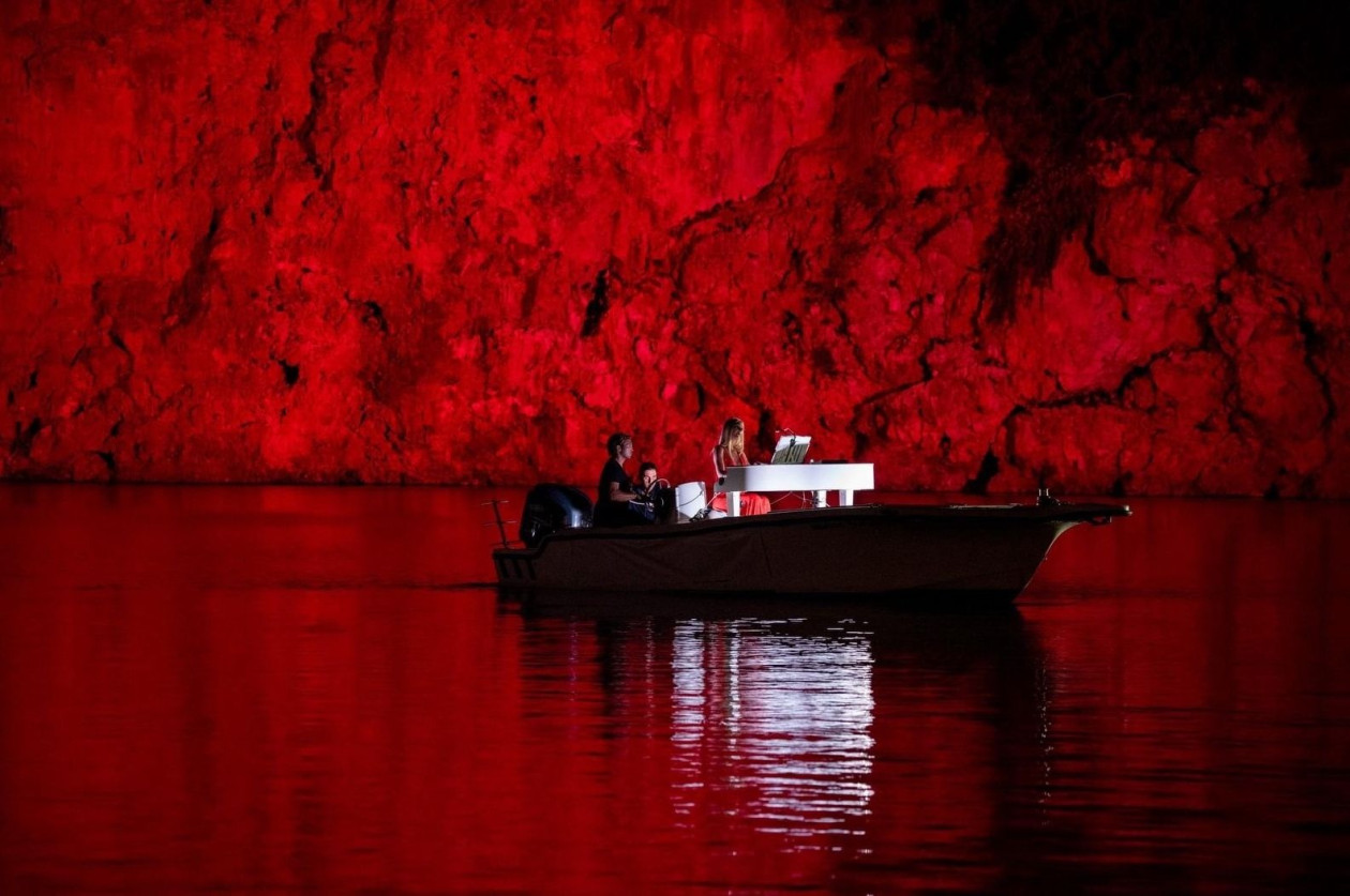 Έλενα Ξυδιά: Η «ιπτάμενη πιανίστρια», παίζει πιάνο στα πιο απίθανα μέρη – «Μπορούμε και στο φεγγάρι»