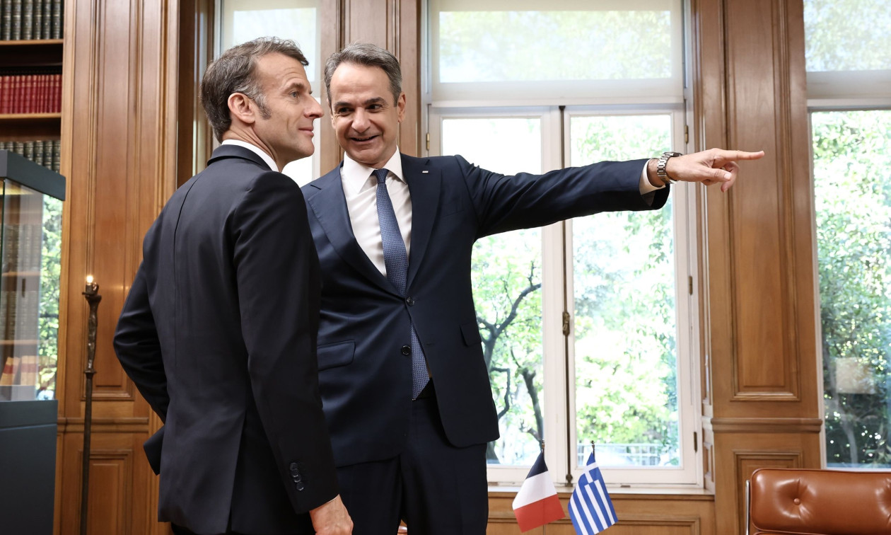 Μητσοτάκης: «Σαφές μήνυμα η επίσκεψή σας» – Μακρόν: «Μπορείτε να βασιστείτε πάνω μας»