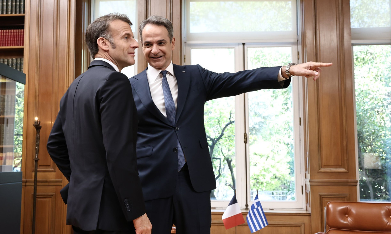 Η εβδομαδιαία ανασκόπηση του πρωθυπουργού: Μακρόν, οικονομία και υγεία – Το «Bonjour» Μητσοτάκη
