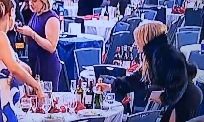 Επίθεση σε δείπνο παρουσία Τραμπ: Μέσα στο χάος καλεσμένοι άρπαξαν μπουκάλια κρασί – Βίντεο