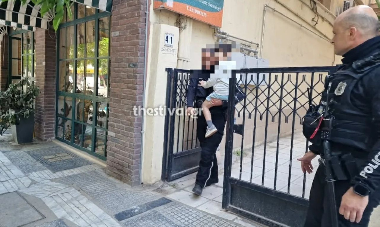 Θεσσαλονίκη: 5χρονο παιδί πετούσε αντικείμενα από μπαλκόνι διαμερίσματος – Ήταν μόνο του στο σπίτι