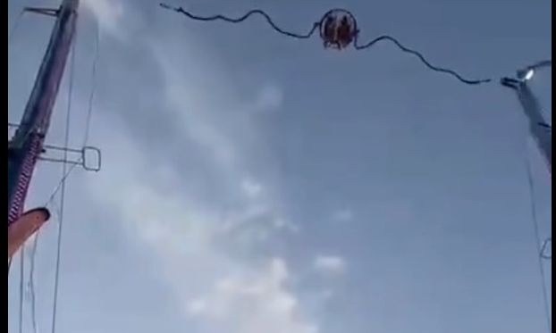 Ισπανία: Η στιγμή που σπάει καλώδιο σε λούνα παρκ και οι επιβάτες βρίσκονται στον αέρα – Βίντεο