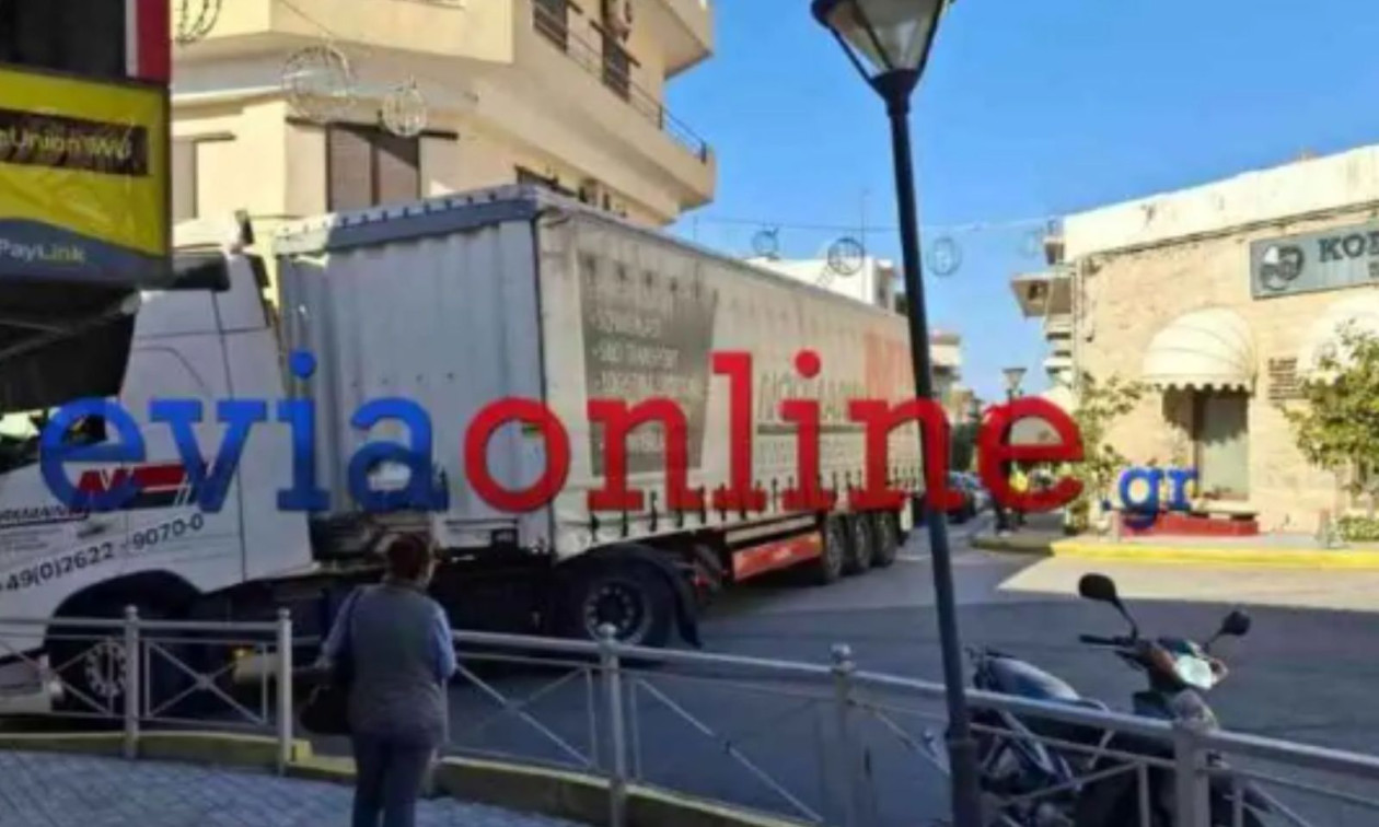 Εύβοια: Νταλίκα σφήνωσε σε δρόμο του Αλιβερίου λόγω… GPS – Φωτογραφία