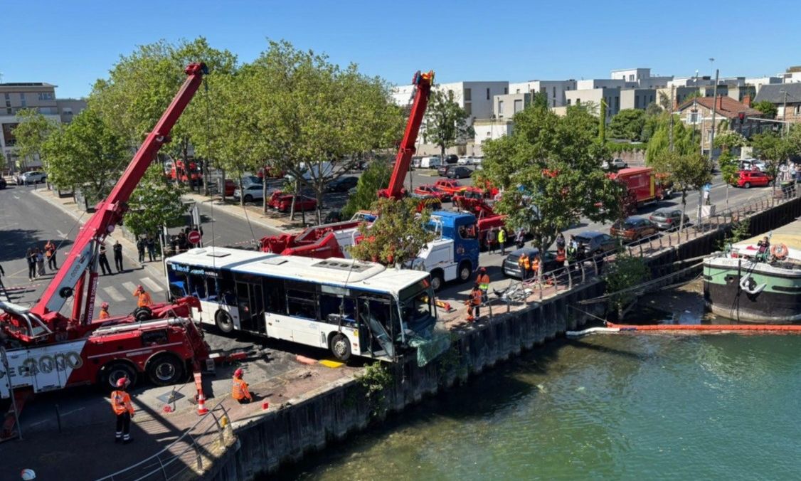 Σηκουάνας: «Ακούσαμε φωνές, είδαμε ανθρώπους στο νερό» – Συγκλονίζουν αυτόπτες μάρτυρες