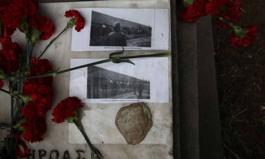 Σκοπευτήριο Καισαριανής: Άφησαν κόκκινα γαρύφαλλα και τις φωτογραφίες των 200 εκτελεσθέντων