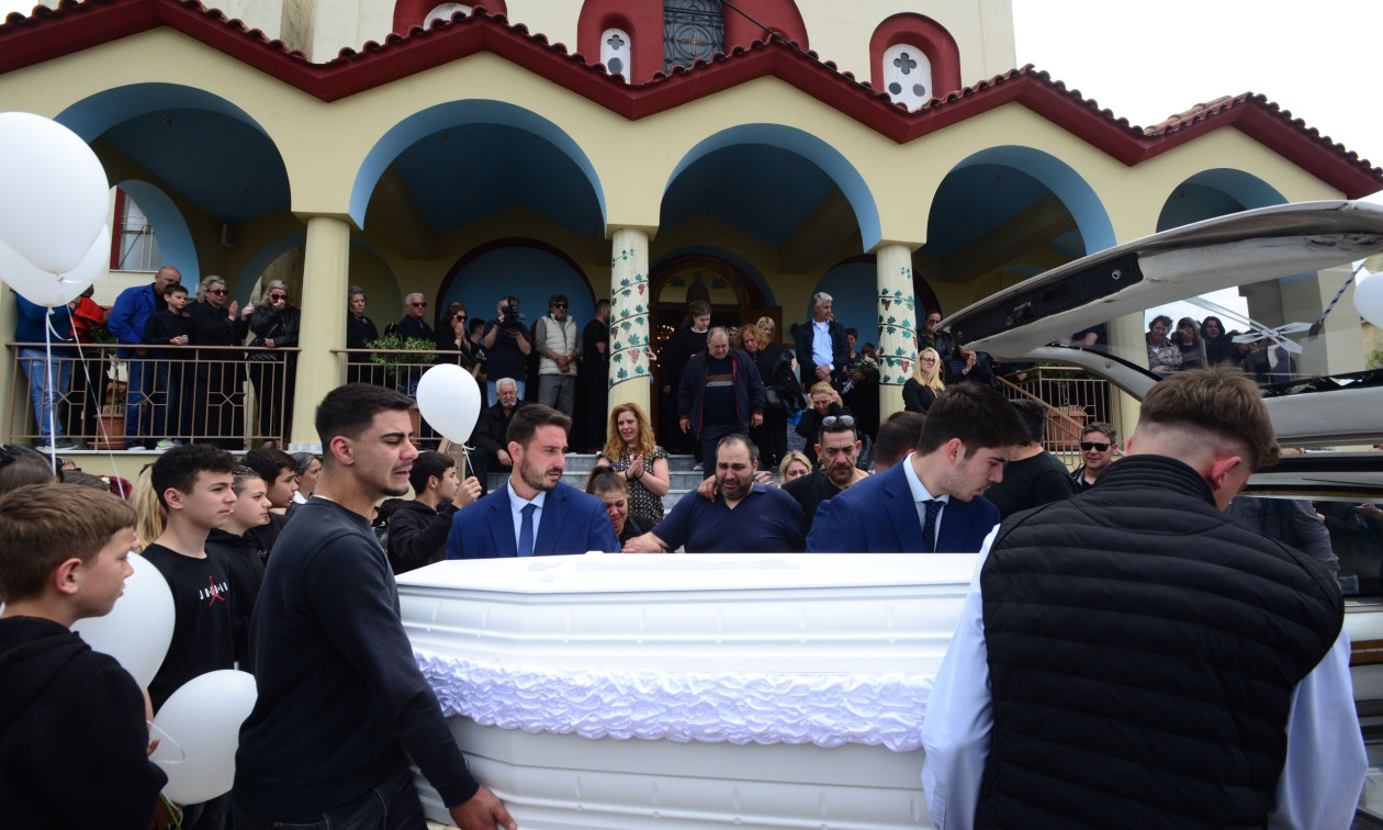 Μακρίσια: «Ράγισαν καρδιές» στην κηδεία του 13χρονου – Παιδιά κουβάλησαν το λευκό φέρετρο