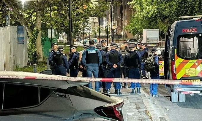 Πυροβολισμοί στο Mπρίξτον: 4 τραυματίες, χαροπαλεύει ο ένας – Ανθρωποκυνηγητό για τον δράστη
