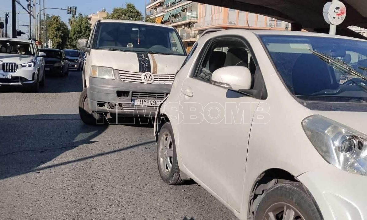 Βοτανικός: Τροχαίο με έναν τραυματία – Αμάξια συγκρούστηκαν και παρέσυραν μηχανή