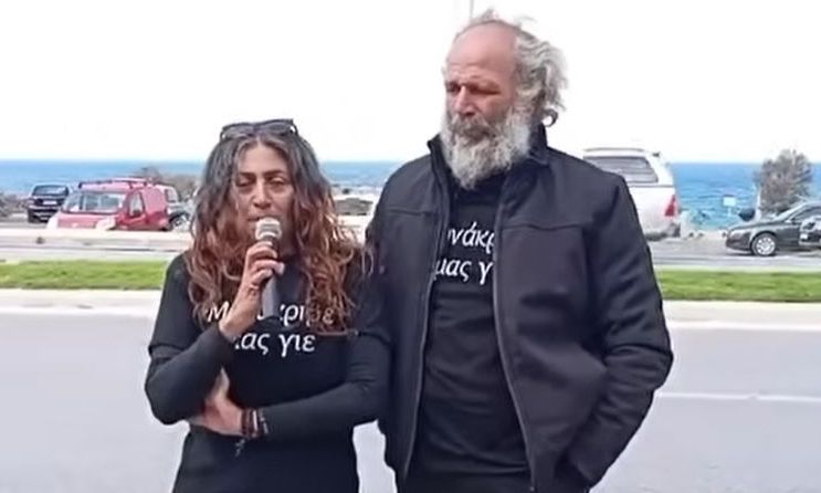Κρήτη: Χειροπέδες και στη σύζυγο – Ήταν μαζί με τον δολοφόνο στο αμάξι και παρακολουθούσε το έγκλημα