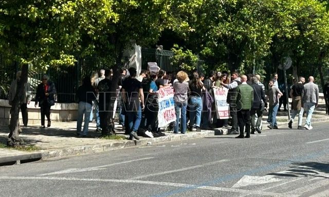 Φοιτητές έξω από το Μέγαρο Μαξίμου – Φωνάζουν συνθήματα για την Παιδεία