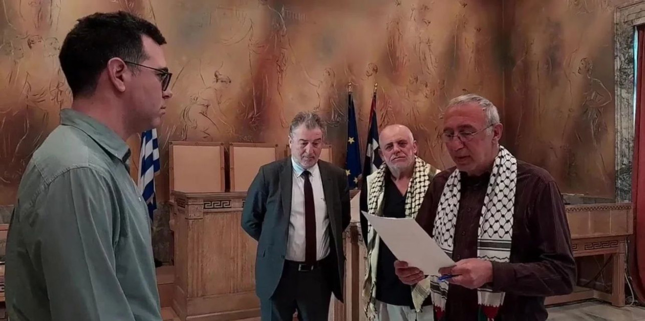 Ο Κωνσταντίνου της ΑΝΤΑΡΣΥΑ έδωσε δικό του όρκο στο Δημοτικό Συμβούλιο της Αθήνας