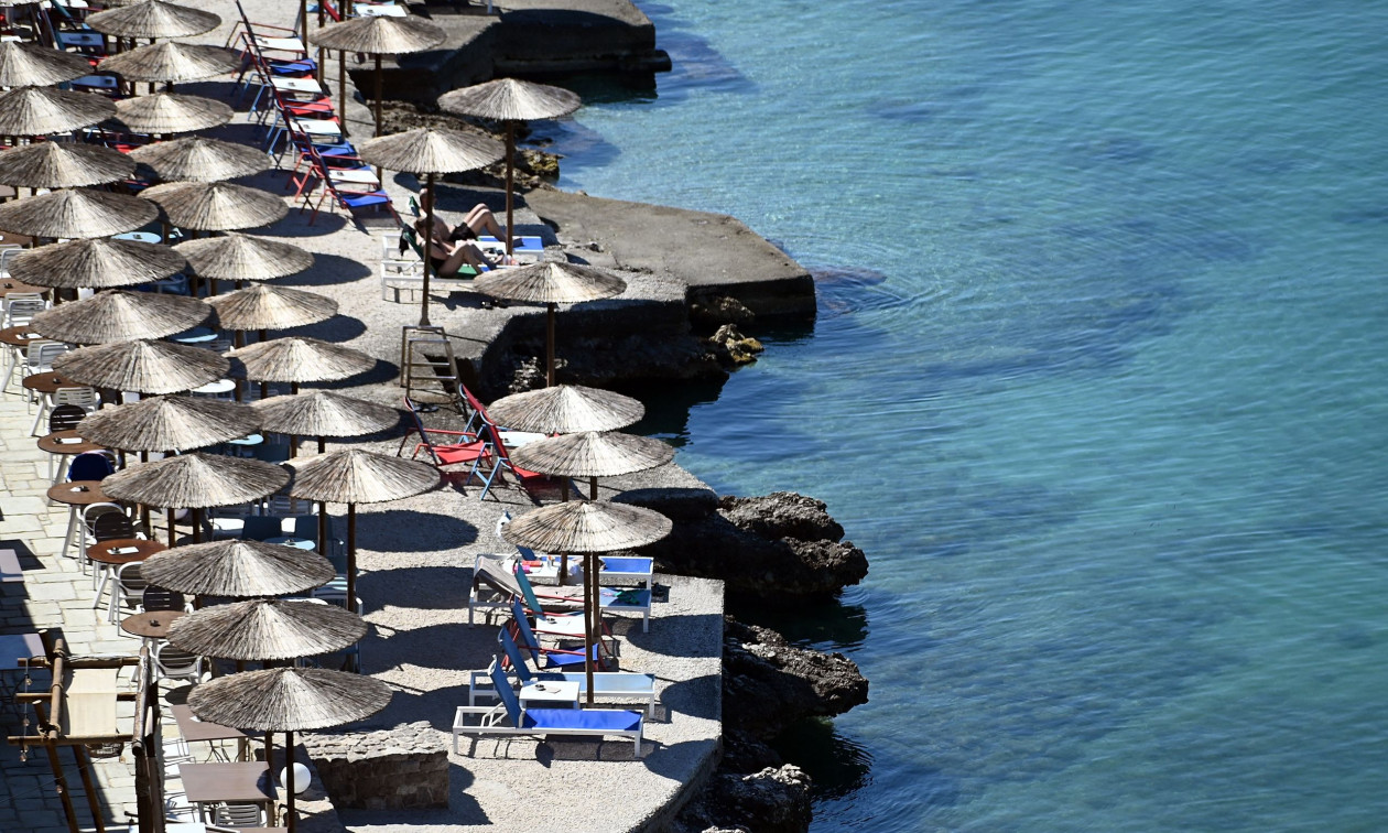 Χαλκιδική: Έκλεψαν ξαπλώστρες από beach bar με φορτηγό – Βίντεο