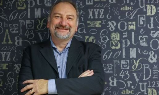 Απάτη βγαλμένη από ταινία: Γάλλος ακαδημαϊκός απένειμε στον εαυτό του «βραβείο Νόμπελ μαϊμού»