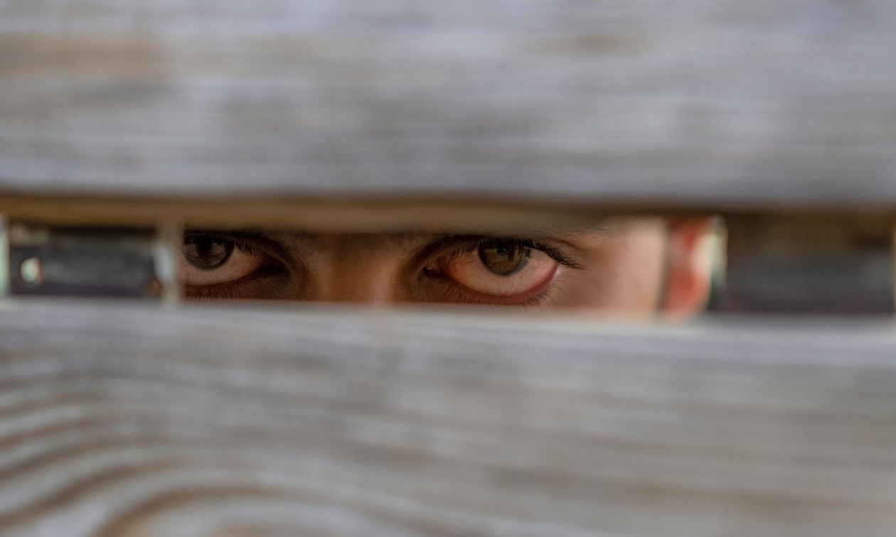 Υπόθεση stalking σε Αθήνα: Έστηνε καρτέρι έξω από το σπίτι της πρώην του – Oι αλλαγές στη νομοθεσία