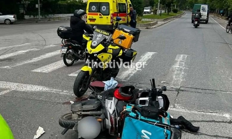 Θεσσαλονίκη: Τροχαίο με δύο σοβαρά τραυματίες – Αυτοκίνητο συγκρούστηκε με μηχανές