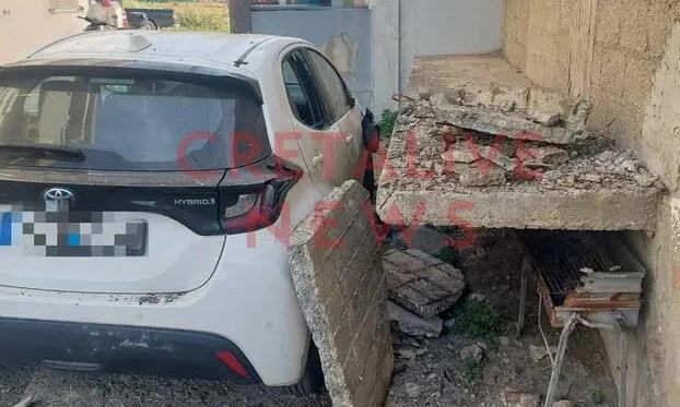 Ηράκλειο: Κατέρρευσε τμήμα μπαλκονιού πάνω σε αυτοκίνητο – Δείτε βίντεο