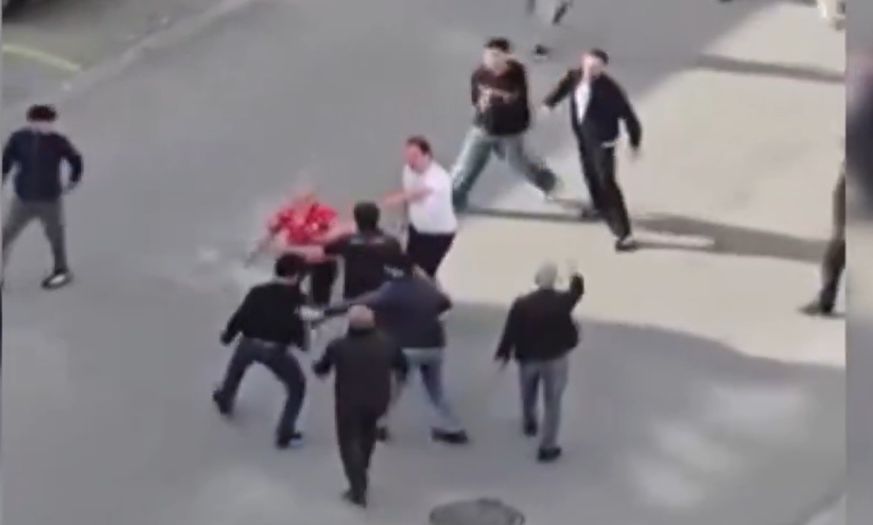 Τουρκία: Μάνα με παντόφλα χώρισε δύο ομάδες αγοριών μετά από άγρια συμπλοκή – Βίντεο