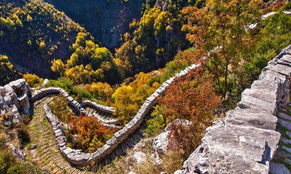Ζαγόρι: Πεζοπόρος έπεσε σε μονοπάτι – Είναι πολυτραυματίας