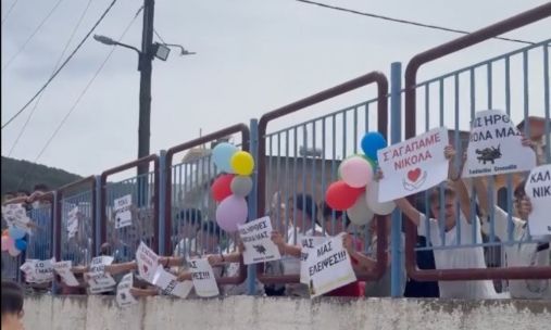 Ρόδος: Επέστρεψε νικητής ο μικρός Νικόλας μετά τη μάχη με τον καρκίνο – Συγκινητική υποδοχή