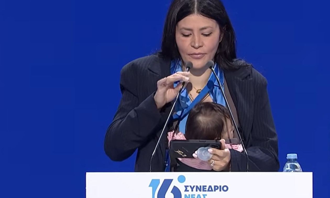Η σύνεδρος της ΝΔ που ανέβηκε με το μωρό στο βήμα – Εικόνα με υψηλό συμβολισμό