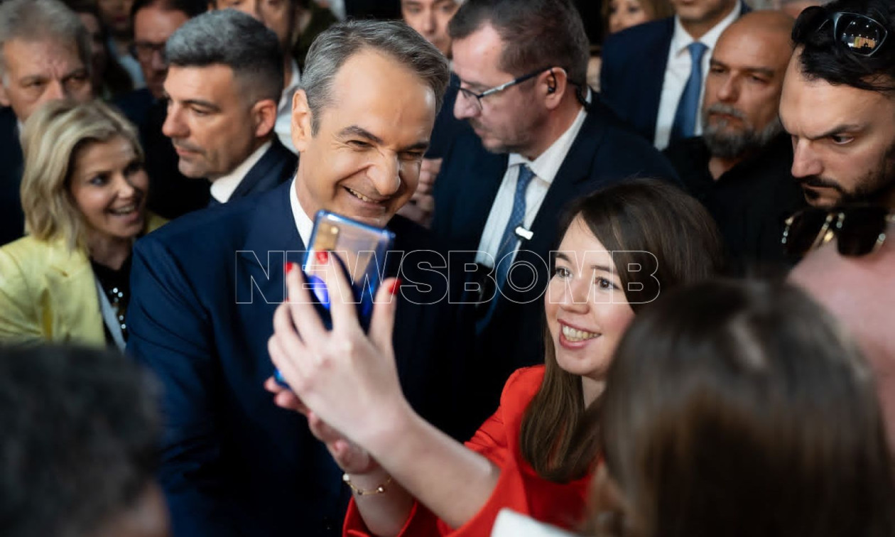 Συνέδριο της ΝΔ: Χαμόγελα και selfie από τον Μητσοτάκη, το «πηγαδάκι» Μπακογιάννη – Δένδια