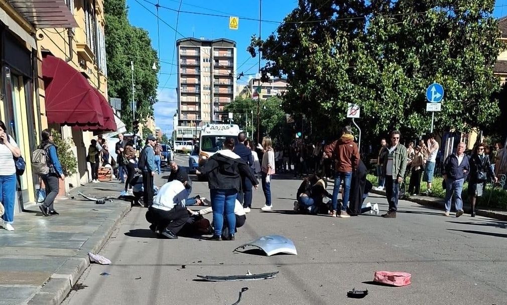 Η στιγμή που αυτοκίνητο «θερίζει» σε πεζούς στη Μόντενα – Ακρωτηριάστηκαν δύο από τους 8 τραυματίες
