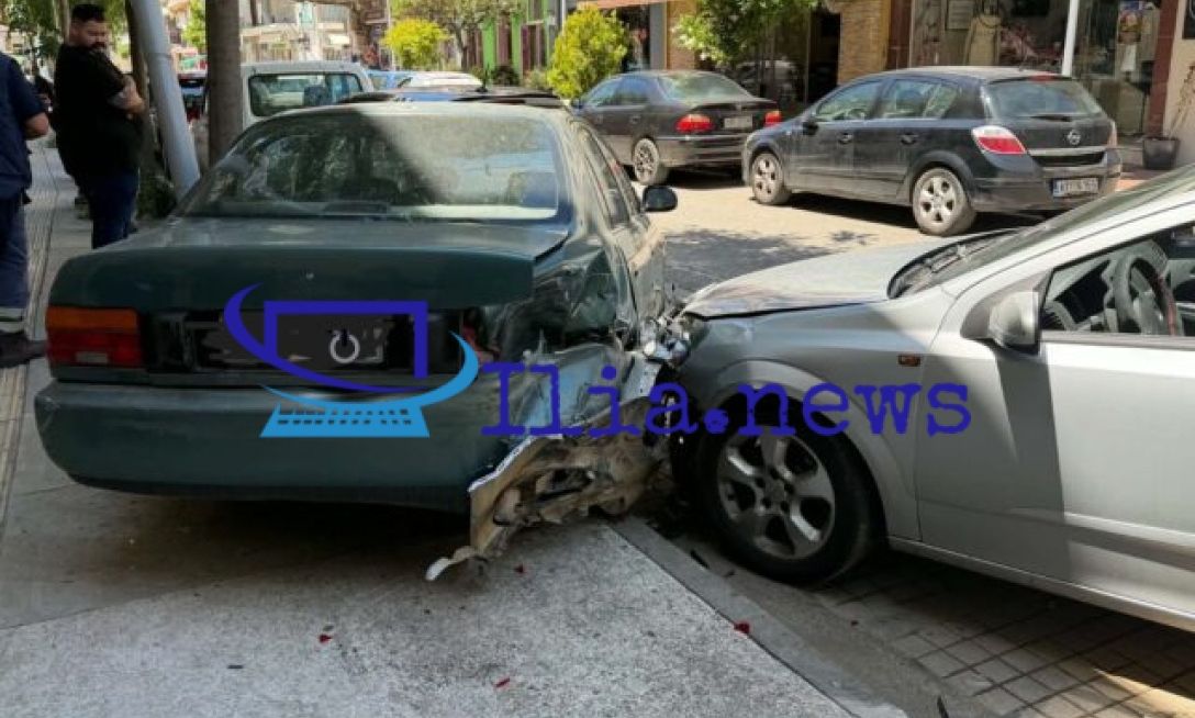 Αμαλιάδα: Αυτοκίνητο έπεσε πάνω σε παρκαρισμένα ΙΧ στο κέντρο της πόλης – Δείτε εικόνες