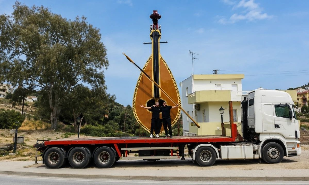 Ηράκλειο: Αυτή είναι μεγαλύτερη κρητική λύρα στον κόσμο» – Χρειάστηκε 6 μήνες να κατασκευαστεί