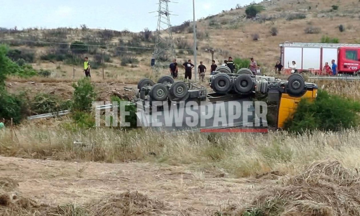 Αναποδογύρισε φορτηγό έξω από τον Βόλο – Επιχείρηση απεγκλωβισμού του οδηγού