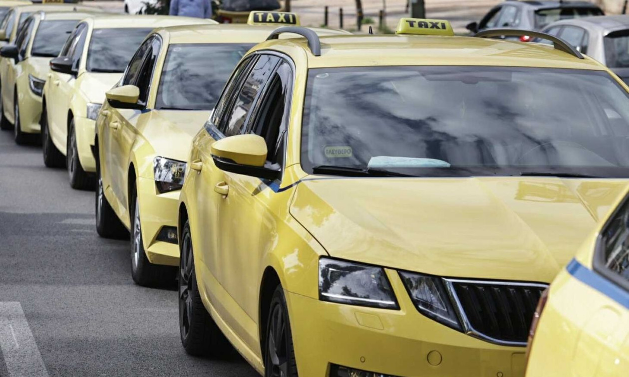Χειροπέδες σε οδηγό ταξί που χρέωσε 45 ευρώ για διαδρομή από Μοναστηράκι στον Πειραιά