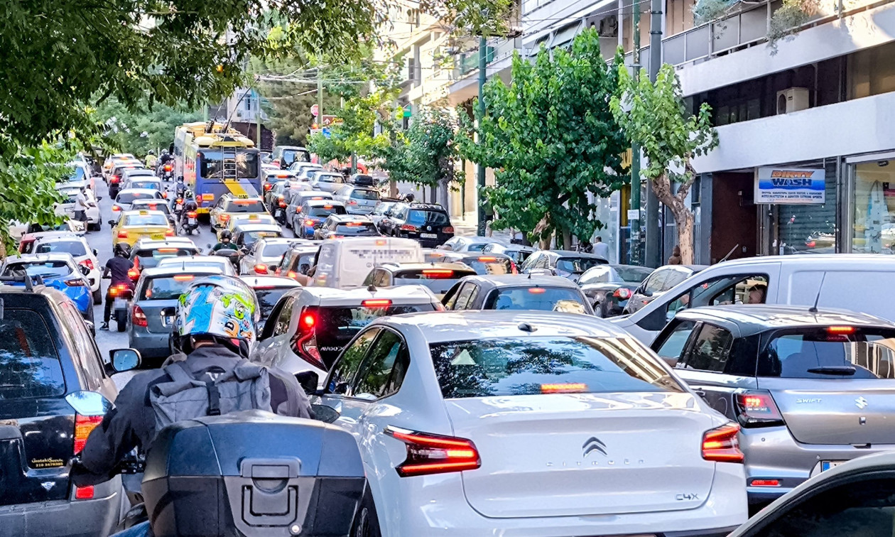 Κίνηση: Στο «κόκκινο» οι κεντρικοί οδικοί άξονες της Αθήνας με μεγάλες καθυστερήσεις