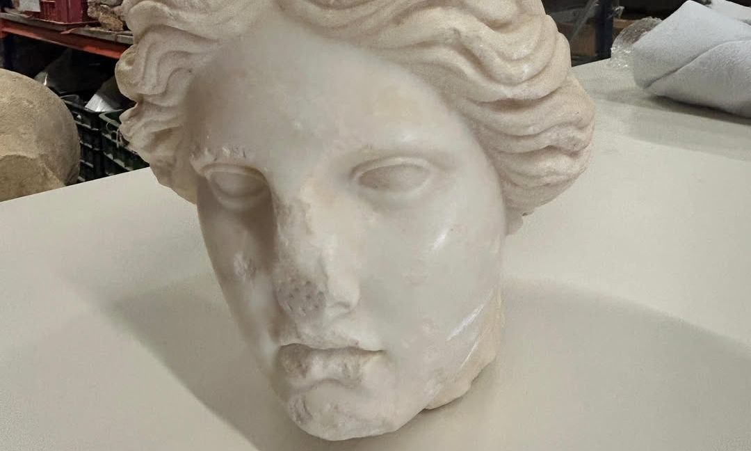 Εκπληκτική ανακάλυψη: Μαρμάρινο κεφάλι της θεάς Αφροδίτης 2.000 ετών θαμμένο σε παραλία