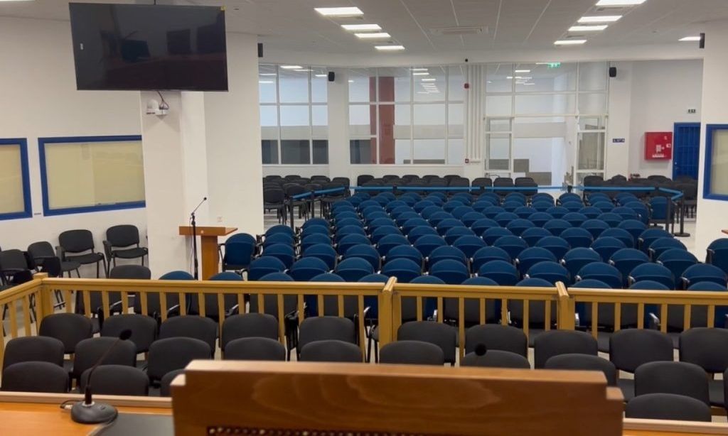 Τέμπη: Νέα διαμόρφωση στη δικαστική αίθουσα της δίκης – Μεγαλύτεροι χώροι και περισσότερες θέσεις