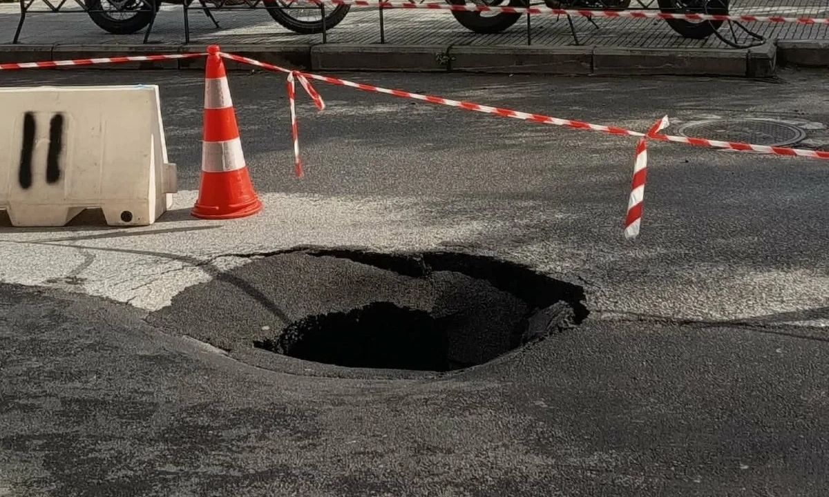 Θεσσαλονίκη: Άνοιξε μεγάλη τρύπα στο οδόστρωμα της Κασσάνδρου – Αποκλείστηκε το σημείο