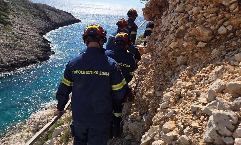 Ζάκυνθος: Περιπετειώδης διάσωση Ολλανδής που έπεσε σε δύσβατο σημείο – Δείτε εικόνες