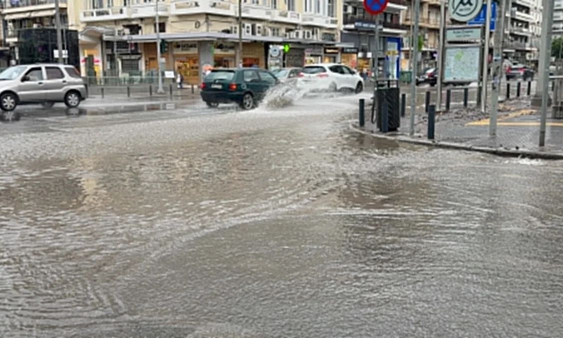 Καιρός: Ξαφνική μπόρα «χτύπησε» τη Θεσσαλονίκη – Πλημμύρισαν δρόμοι