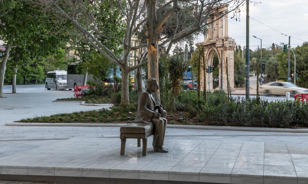 Βανδάλισαν το άγαλμα του Καβάφη στη Διονυσίου Αρεοπαγίτου ένα μήνα μετά την τοποθέτησή του