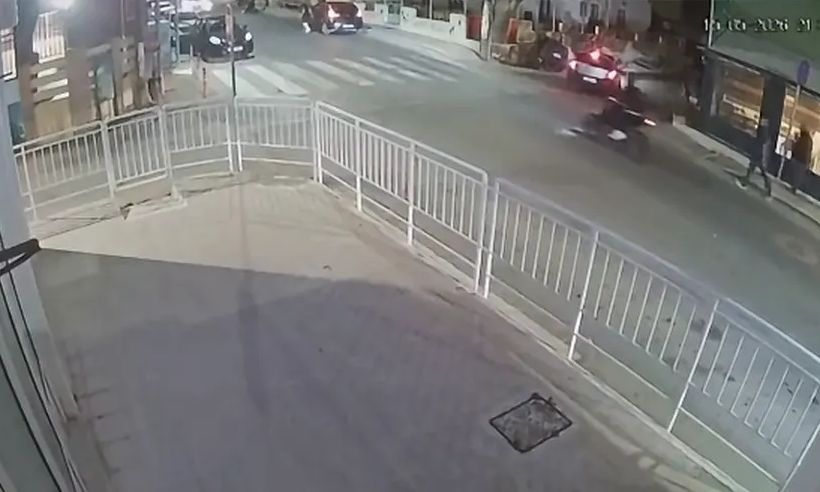 Ηράκλειο: Σοκαριστικό βίντεο από παράσυρση γυναίκας από μηχανή – Τι καταγγέλλει ο σύζυγός της