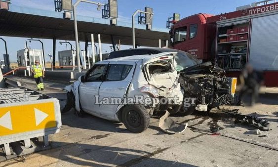 Βανάκι προσέκρουσε σε αυτοκίνητο στα διόδια της Θήβας – Εγκλωβίστηκε ο οδηγός