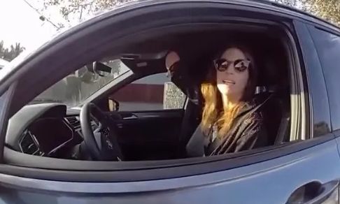 Αστυνομικός έγινε viral: «Είδε» οδηγό με ακρωτηριασμένο άκρο ότι κρατούσε κινητό μ’ αυτό κι οδηγούσε