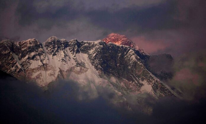 1738878-83d6945b-nepal-everest.jpg