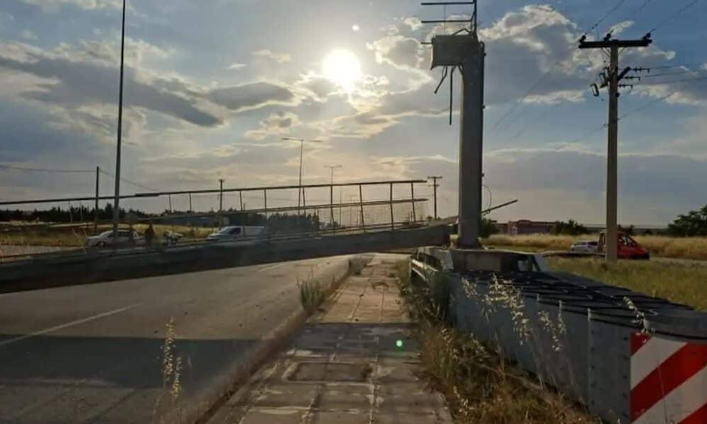 Λάρισα: Φορτηγό ξήλωσε εναέρια πινακίδα και έπεσε σε μάντρα – Σε σοβαρή κατάσταση ο οδηγός