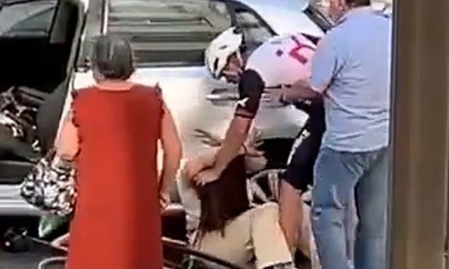 Πορτογαλία: Σκληρές εικόνες – Ποδηλάτης γρονθοκόπησε γυναίκα οδηγό και την άρπαξε από τον λαιμό