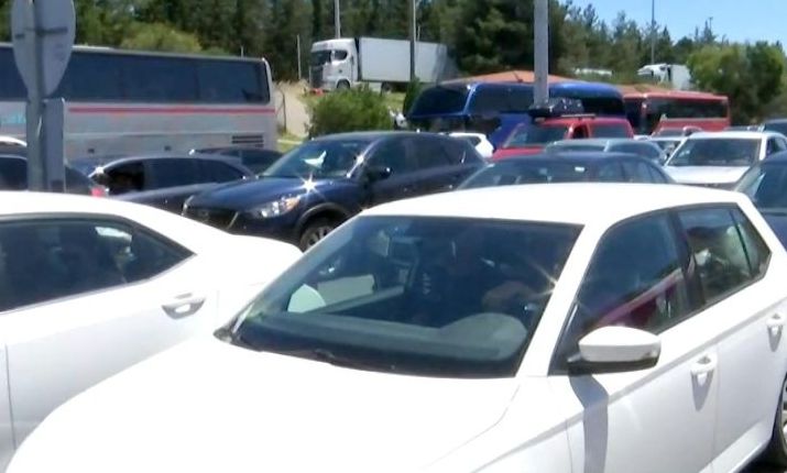 Εύζωνες: Χιλιάδες τουρίστες από τα Βαλκάνια περνούν το τελωνείο – Μποτιλιάρισμα στο σημείο