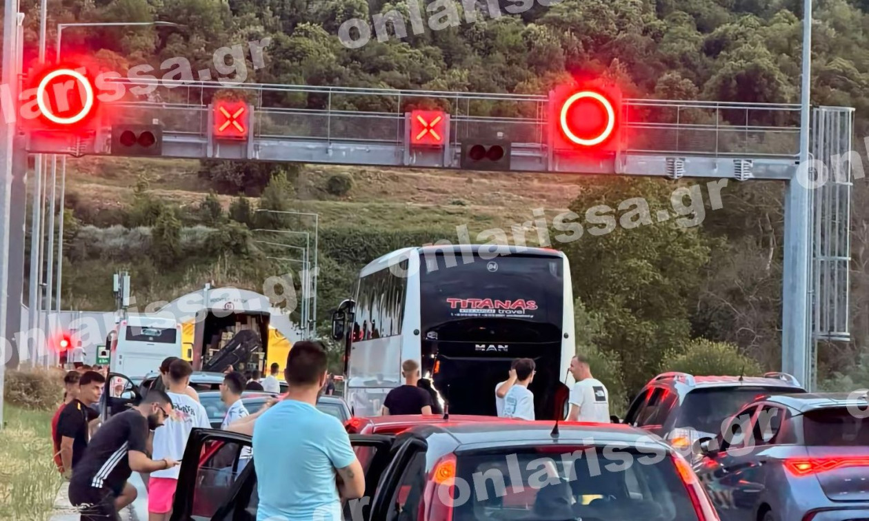 Ακινητοποιημένο αυτοκίνητο στις σήραγγες των Τεμπών έβγαζε καπνούς – Δείτε εικόνα