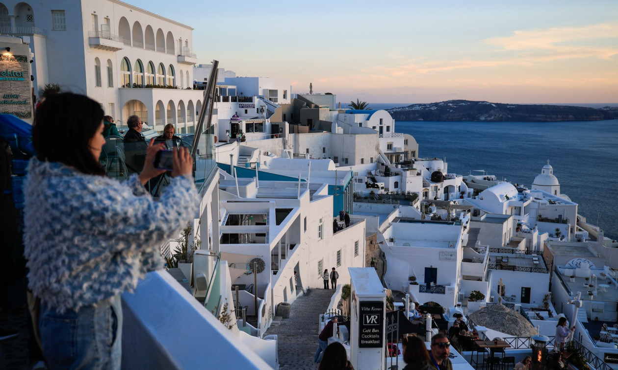 Σαντορίνη: Συνελήφθη μητέρα για παραμέληση ανηλίκων – Αφαίρεσαν κοσμήματα από επιχείρηση