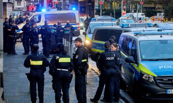 1739979-45d7e386-german-police.jpg