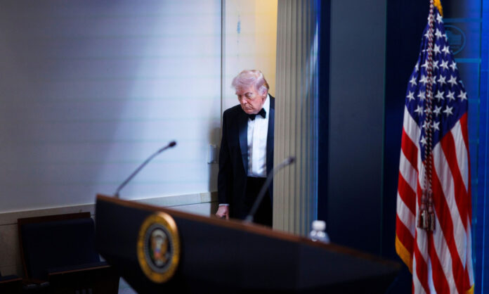 1739991-9ad068ee-trump-white-house.jpg